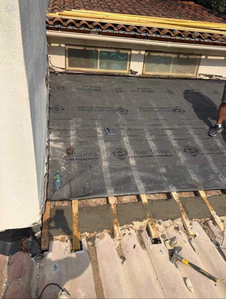 Rénovation toiture avec pose membrane noire d’étanchéité Montpellier