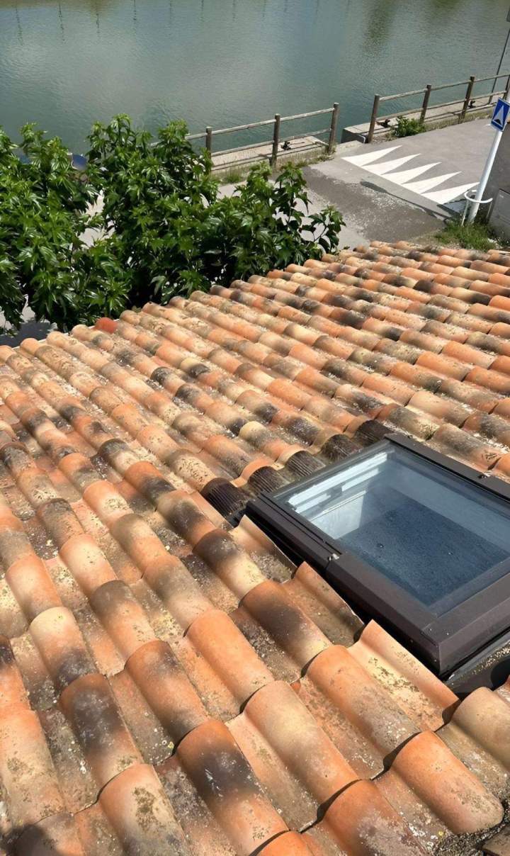 Toiture en tuiles traditionnelles démoussée Montpellier