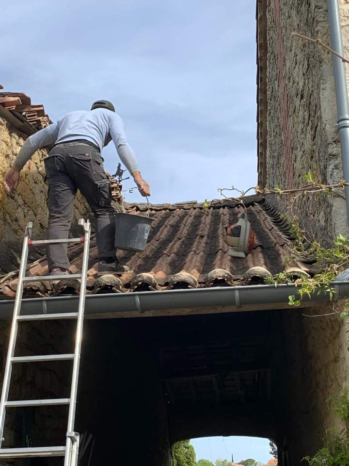 Réparation sur une toiture traditionnelle en tuiles Montpellier