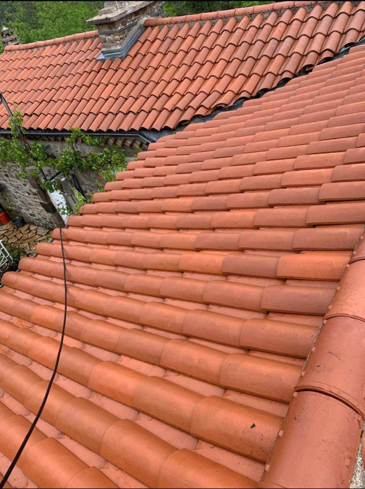 Toiture tuiles de terre cuite démoussée Montpellier